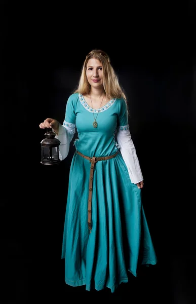 Menina medieval em vestido turquesa com uma lâmpada vintage — Fotografia de Stock