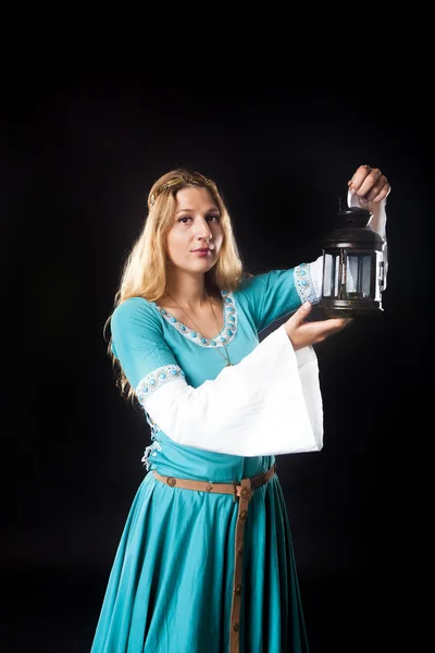 Menina em vestido medieval olhando para a câmera — Fotografia de Stock