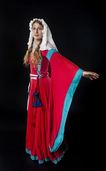 Menina medieval em vestido vermelho — Fotografia de Stock