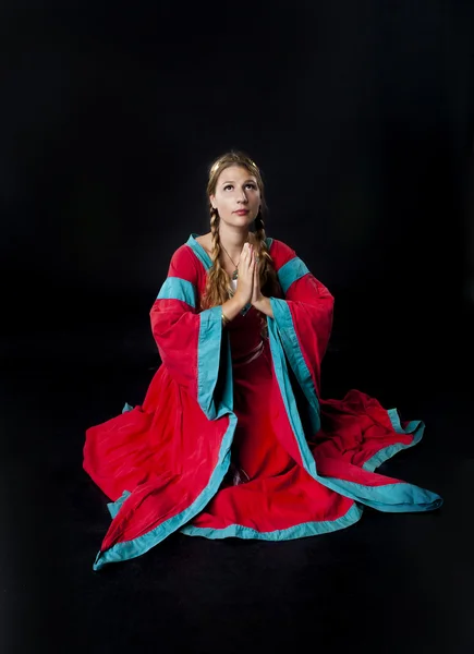 Chica medieval arrodillada rezando — Foto de Stock