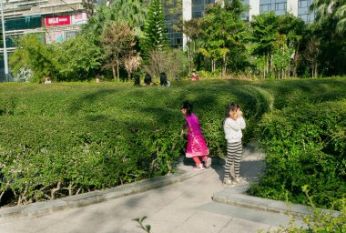 Çocuklar saklambaç oynayalım şehrin yeşil parkta