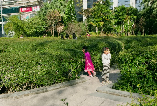 Çocuklar saklambaç oynayalım şehrin yeşil parkta