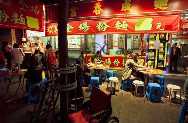 La gente comprava cibo in un ristorante cinese a tarda sera. — Foto Stock
