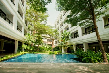 Mavi su havuzu avluda bir Bangkok otel 