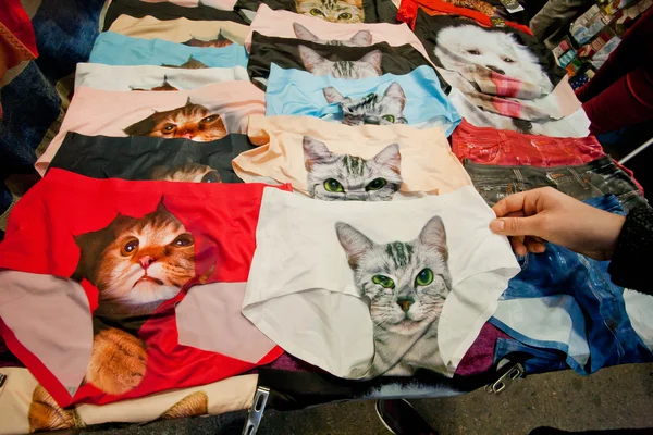 Lindos gatos caras representadas en las bragas de las mujeres en la ropa interior del mercado callejero — Foto de Stock