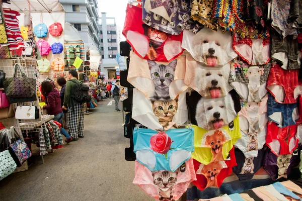 Straßenmarkt mit großer Auswahl an Unterwäsche mit lustigen Bildern von Katzen und Hunden — Stockfoto