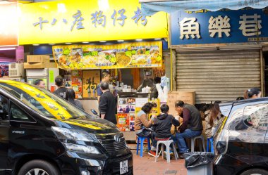 Aile geleneksel menü ile küçük Çin fast food restoranında akşam yemeği var