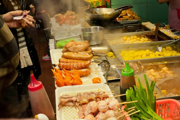 Banco ristorante fast-food con piatti di carne e frutti di mare alla griglia — Foto Stock
