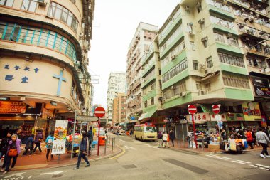 Hong Kong yüksek beton binalar ile sokakta yürürken insanlar.
