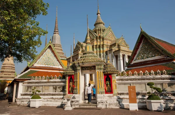 Forntida tak av klostret Wat Pho i traditionell thailändsk arkitektonisk stil — Stockfoto