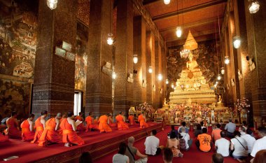 İnsanlar tarihi manastır Wat Pho rahipler ile dua