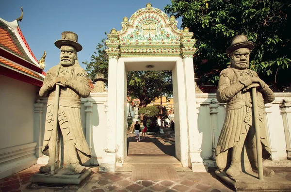Esculturas de guardas Farang na entrada do mosteiro histórico Wat Pho — Fotografia de Stock