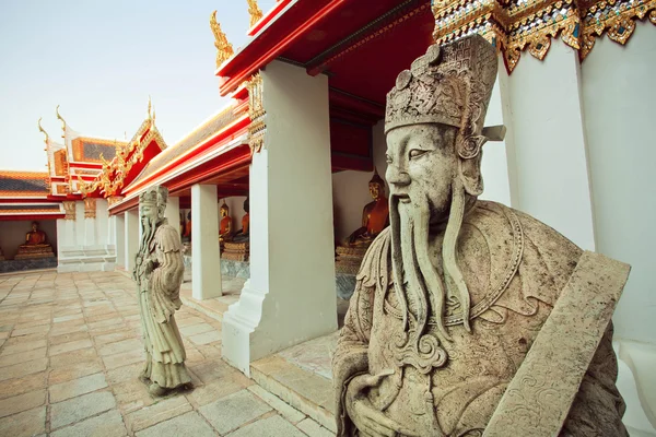 Patung-patung penjaga kuil di pintu masuk biara bersejarah Wat Pho — Stok Foto