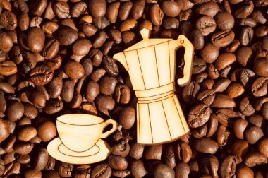 Kahve çekirdekleri arka plan ve ahşap Kupası ve cezve 