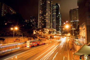 Gece karanlık yolda kentsel yapılar ile cityscape ve hareket satırlarında