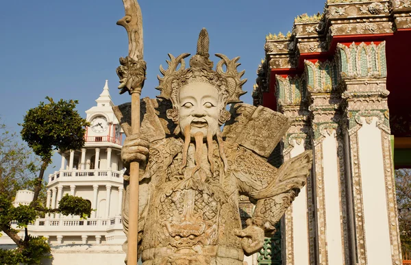 Wajah penjaga kuil di pintu masuk biara bersejarah di Bangkok — Stok Foto