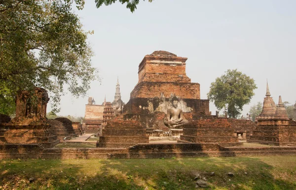 Forntida ruiner med sten Buddha statyer på Sukhothai Historical Park — Stockfoto