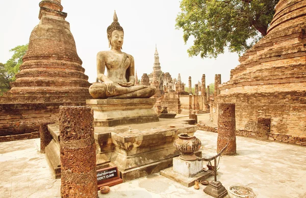 Asiatisk religiös konst landmark - tegel templet Wat Maha att med Buddha staty — Stockfoto