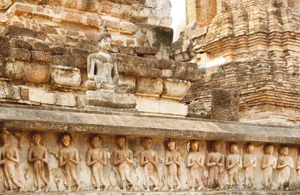 Skulpturer, snidade tempelmurarna och kroppen av Buddha på Sukhothai historiska park, Thailand. — Stockfoto