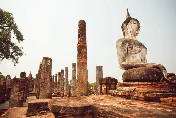 Förstörda tempel Wat Maha att med sten Buddha statyer på Sukhothai historiska park — Stockfoto