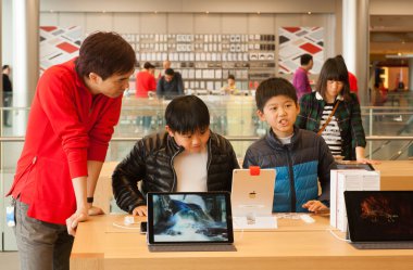 Kimliği belirsiz erkek cihazlar iPod ve becerikli alet ile istore içinde söz 