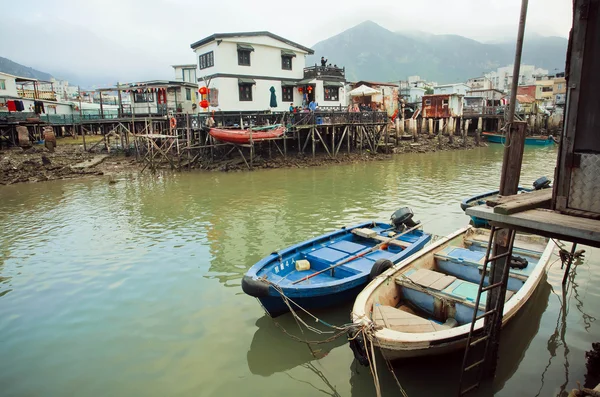 Říční čluny ve špinavé řece staré rybářské vesnici Tai O s rustikálními domy — Stock fotografie