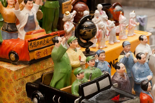 Figurines en porcelaine vintage de dirigeants communistes chinois chez les antiquaires — Photo