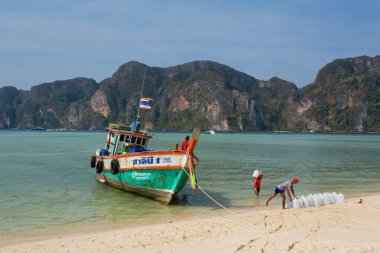  Tropikal köye ahşap tekne ile gelen içme suyu Tüccarlar 