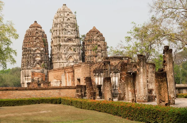 Sten kolumner och stå hög av 1100-talet templet Wat Si Sawai i Thailand. — Stockfoto