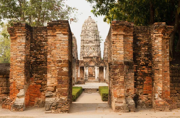 1100-talet templet Wat Si Sawai i en vacker Sukhothai historiska park, Thailand. — Stockfoto