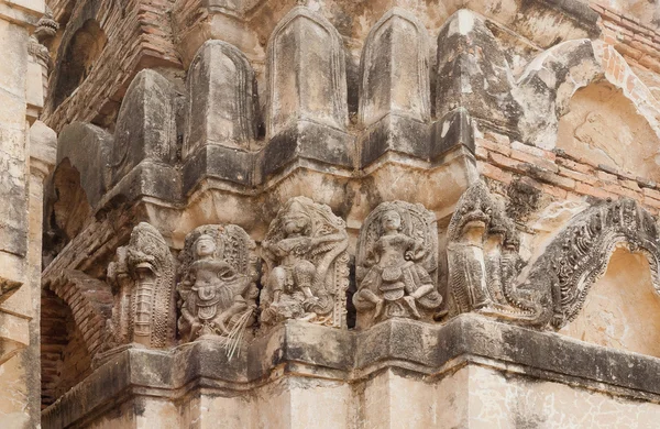 Artigianato in rilievo di pietra sul muro del tempio del XII secolo all'interno del parco storico di Sukhothai — Foto Stock