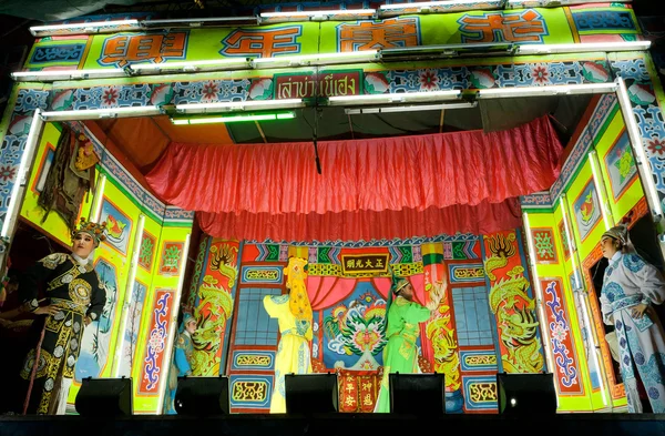 Acto de la ópera china con un bonito escenario colorido en estilo retro en el escenario del festival de arte local — Foto de Stock