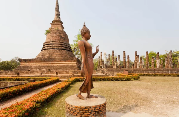 Walking Buddha staty förbi buddhistiska stupa — Stockfoto