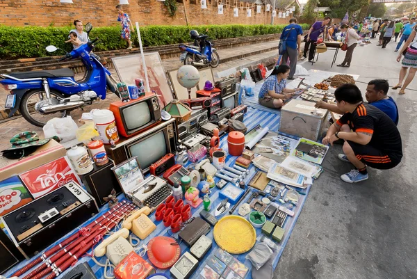 Velhos televisores e outros sucata para venda em um mercado de pulgas de rua — Fotografia de Stock