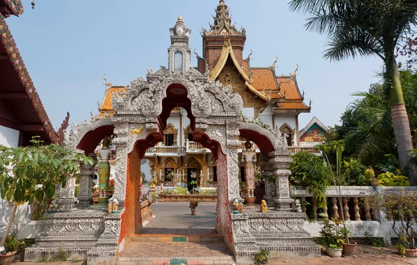 Σκαλιστό πύλη αρχαίας βουδιστική ναός δομή στην Ταϊλάνδη — Φωτογραφία Αρχείου