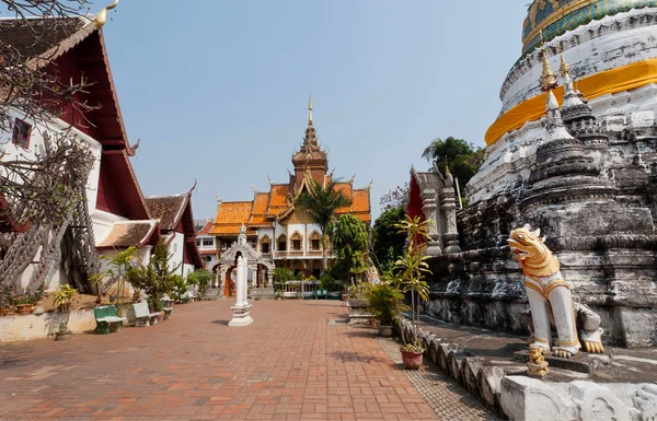 Αυλή και βουδιστική η δομή του ναού στο Τσιάνγκ Μάι, Ταϊλάνδη — Φωτογραφία Αρχείου