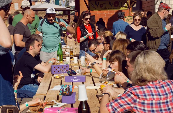Насыщенная вечеринка с голодными людьми, еда и напитки на открытом воздухе — стоковое фото