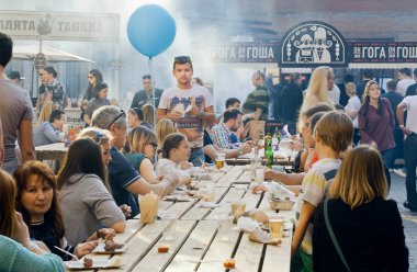 Büyük tablo popüler Street yemek Festivali sırasında insanlar içme ve yemek yeme ile açık 