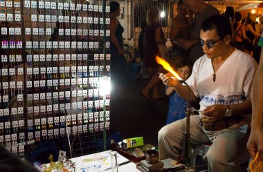 Yeni cam ürünleri satış sırasında gece piyasa yapma glassblower 