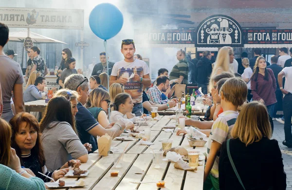 Duży stół zewnątrz z jedzenia i picia ludzi podczas popularnych Street Food Festival — Zdjęcie stockowe