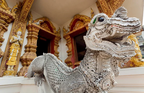 Γλυπτό από λευκή πέτρα δράκος στην είσοδο ενός ναού της Ταϊλάνδης — Φωτογραφία Αρχείου
