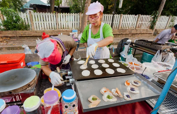 Δύο γυναίκες που χρησιμοποιούν ένα γκαζάκι την οποία προετοιμασία τηγανίτες και άλλα τρόφιμα για λαϊκή αγορά — Φωτογραφία Αρχείου