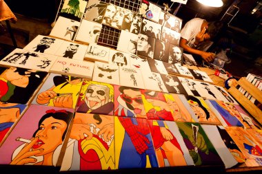 Gece pazarı açık sırasında satılık komik kahramanlar ile pop-art resimleri seti