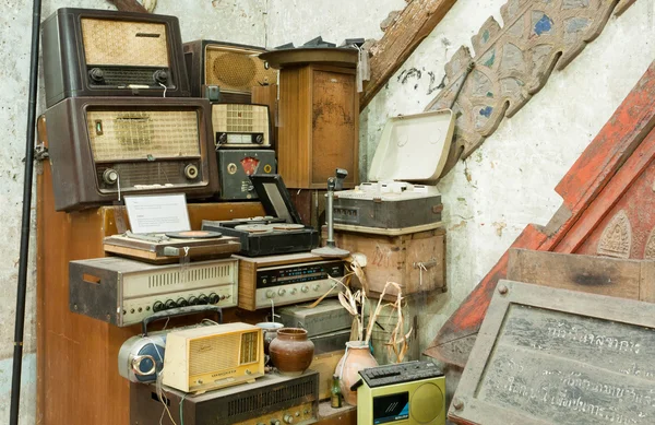 Vintage Radio receptor och några andra antikviteter och gamla elektroniska apparater inuti antikaffär — Stockfoto