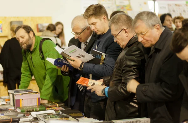 Sok különböző korú komoly ember olvas könyveket — Stock Fotó