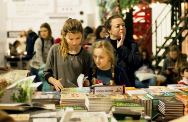6. Uluslararası Festival Kitap Arsenal çocuk standında kitap okuyan kimliği belirsiz kızlar
