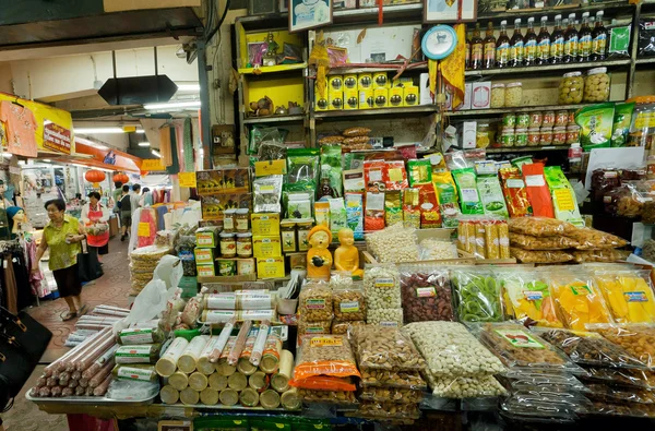 Vitrine mit Gewürzen, Nudeln, Soße, trockenem Obst und Gemüse im asiatischen Lebensmittelmarkt — Stockfoto