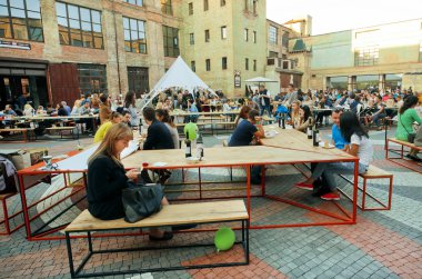 Hafta sonu dinlenme Street yemek Festivali masaları etrafında sahip insanlar