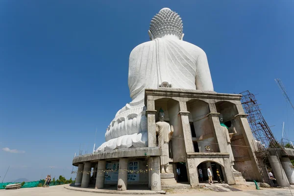 Κατασκευή σε εξέλιξη του ναού του Μεγάλου Βούδα με γιγαντιαίο μαρμάρινο άγαλμα και τουρίστες — Φωτογραφία Αρχείου