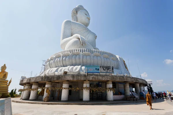 Budist keşiş beyaz mermerden Büyük Buda Tapınağı'nda dua edecek